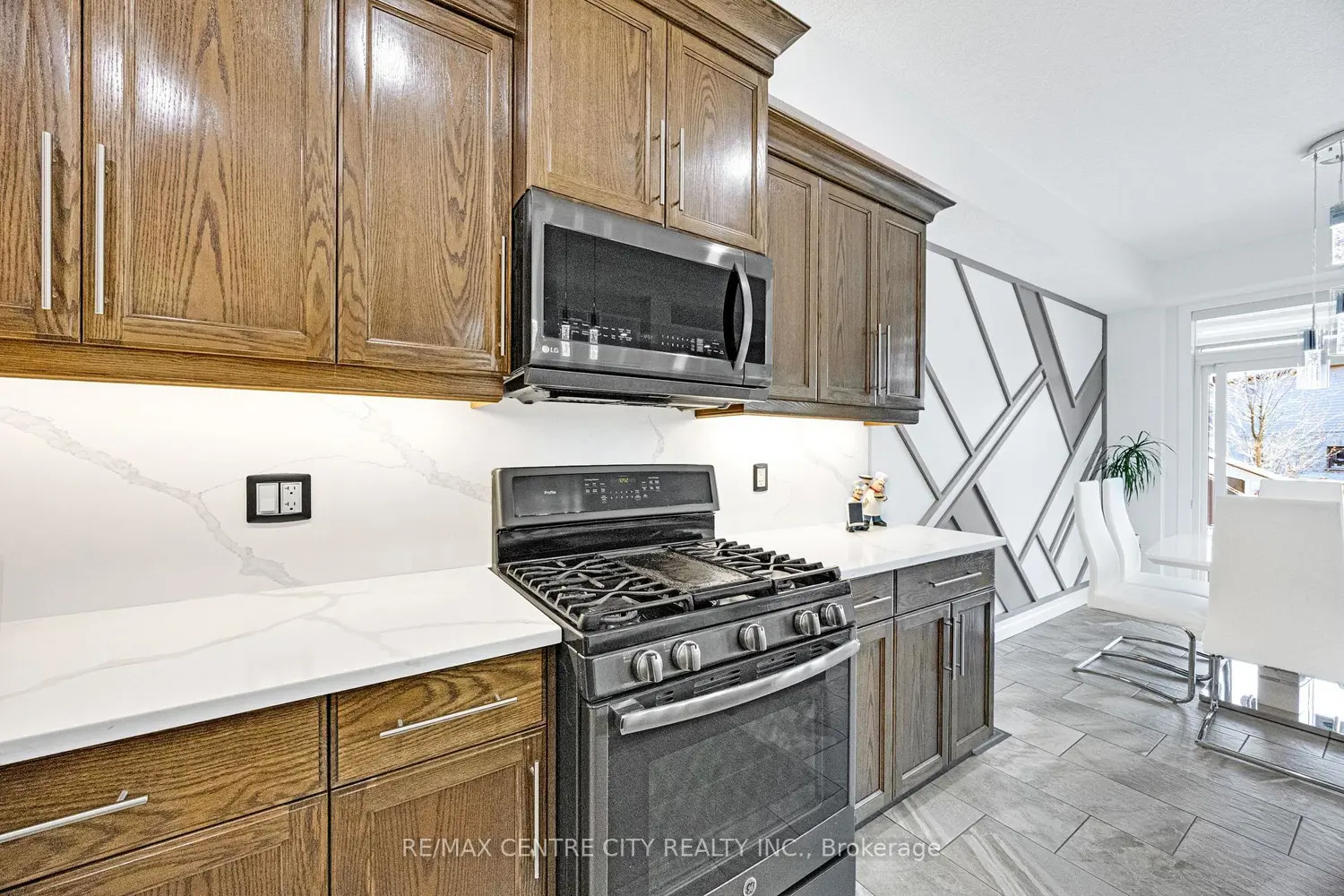 668 Freeport Street photo 5