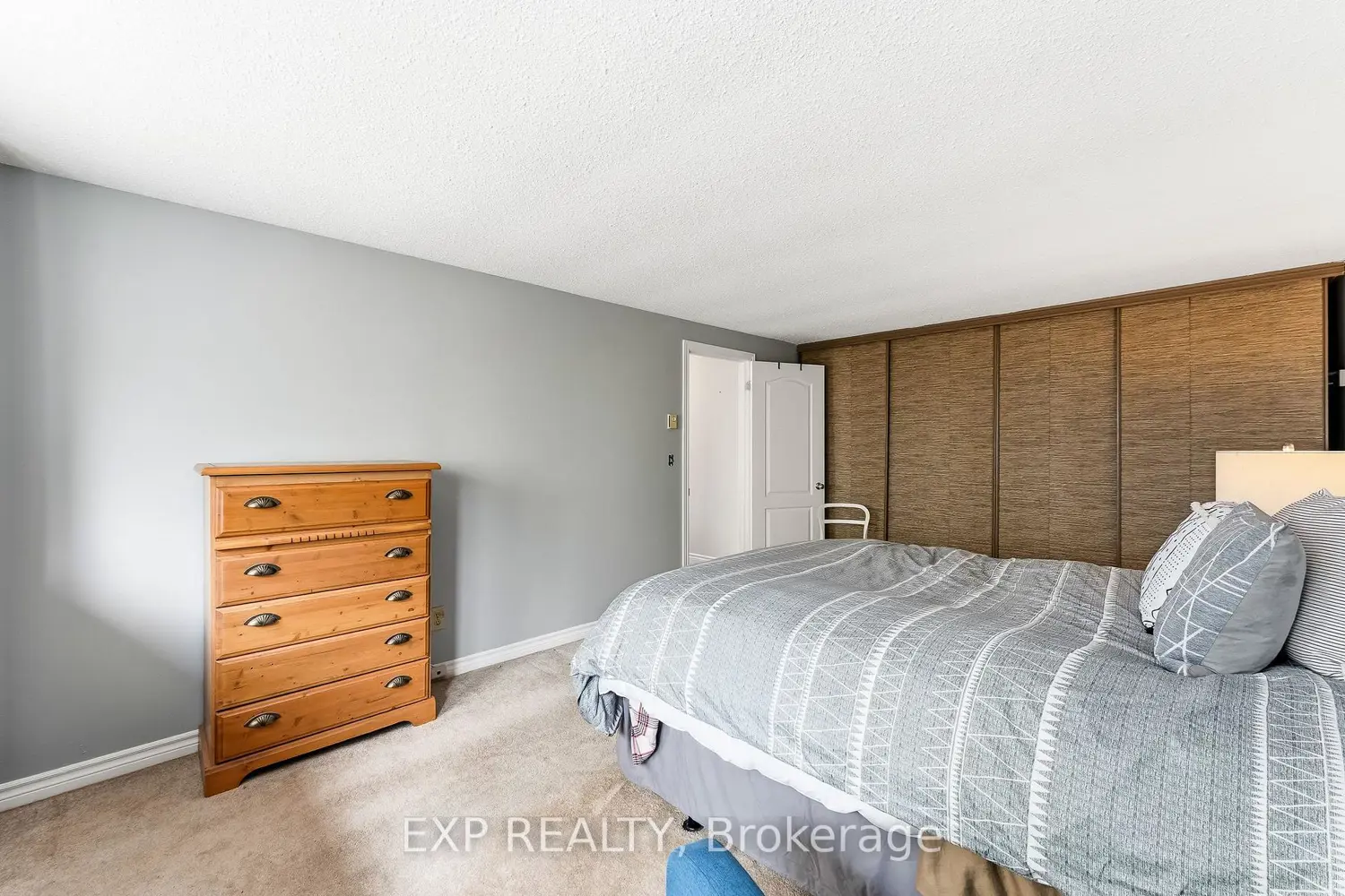 570 Annandale Street photo 4