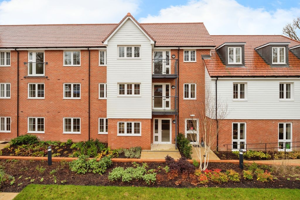 2 bed flat for saleWeavers House, Highgate Hill, Hawkhurst, Cranbrook TN18