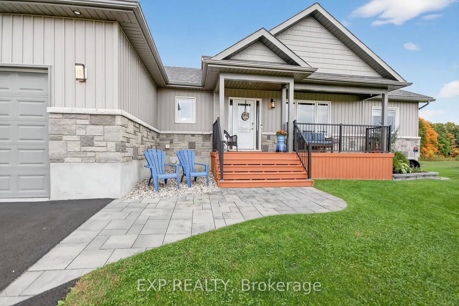 305 Moore Crescent photo 3