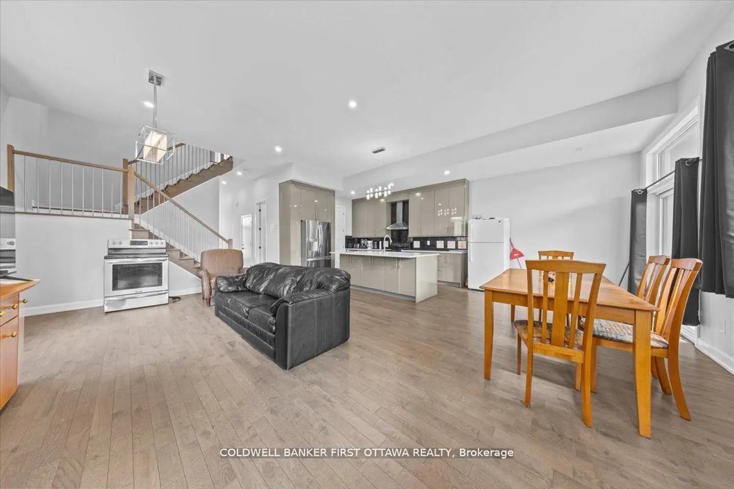 560 Queen Mary Street photo 5