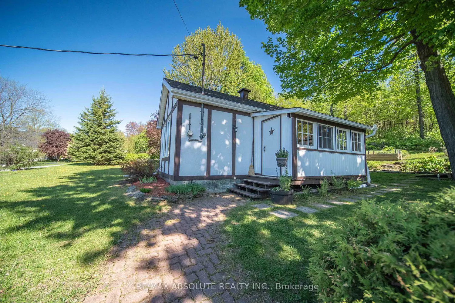 60 Leclair Road W Road photo 2