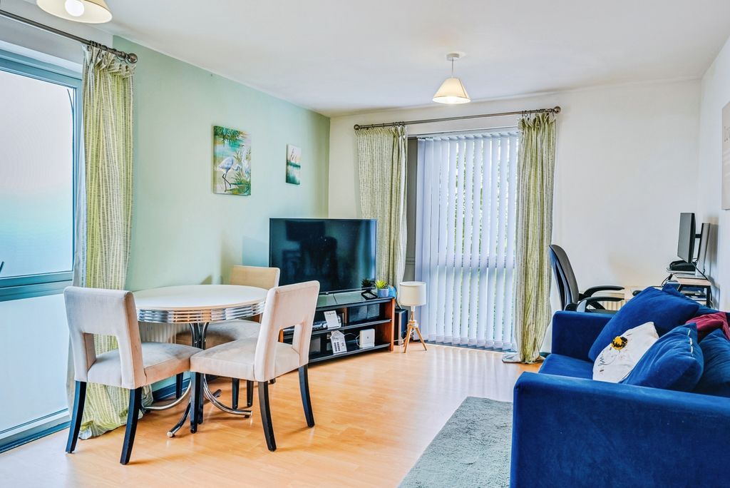 2 bed flat for saleDulcie Close, Greenhithe DA9 photo 2