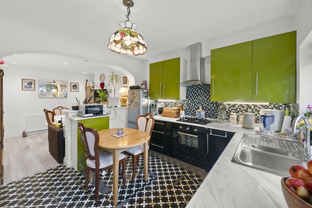 2 bed flat for saleBraund Avenue, Greenford UB6
