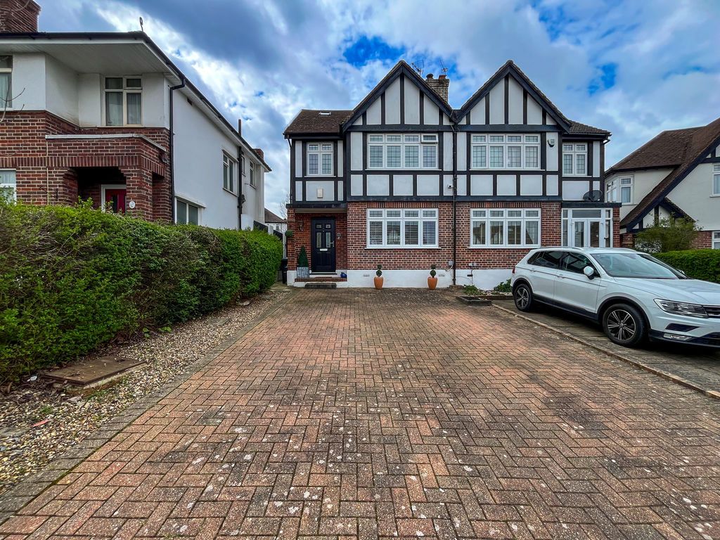 5 bed semi-detached house for saleWest Close, Greenford UB6