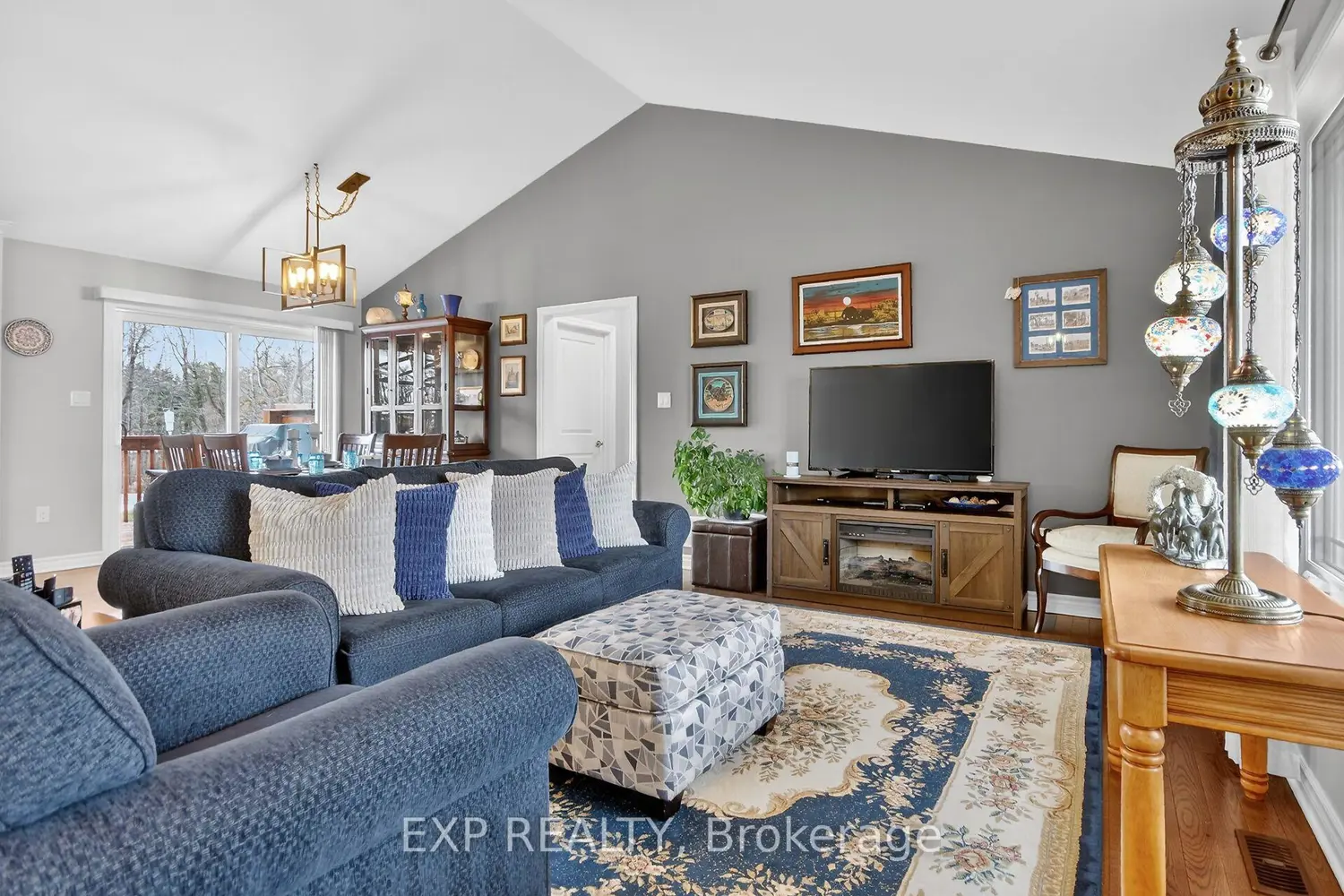 305 Moore Crescent photo 5
