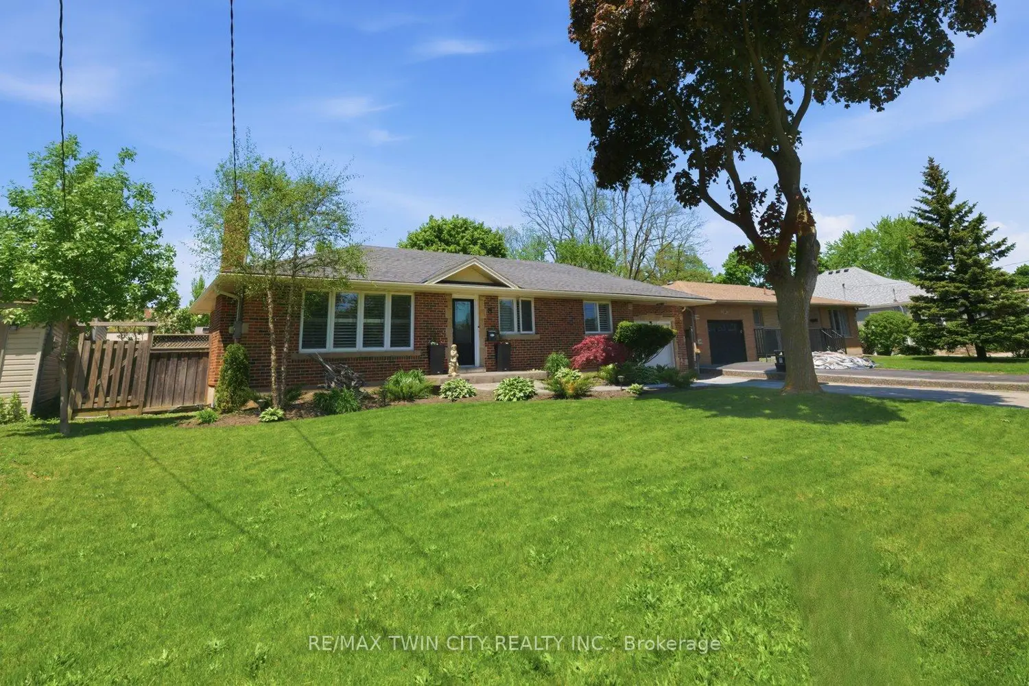 8 Queensway Drive photo 2