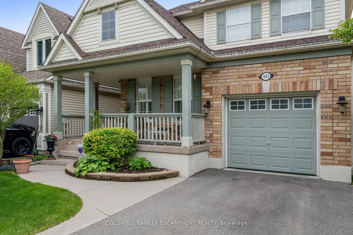 593 Caverhill Crescent photo 3