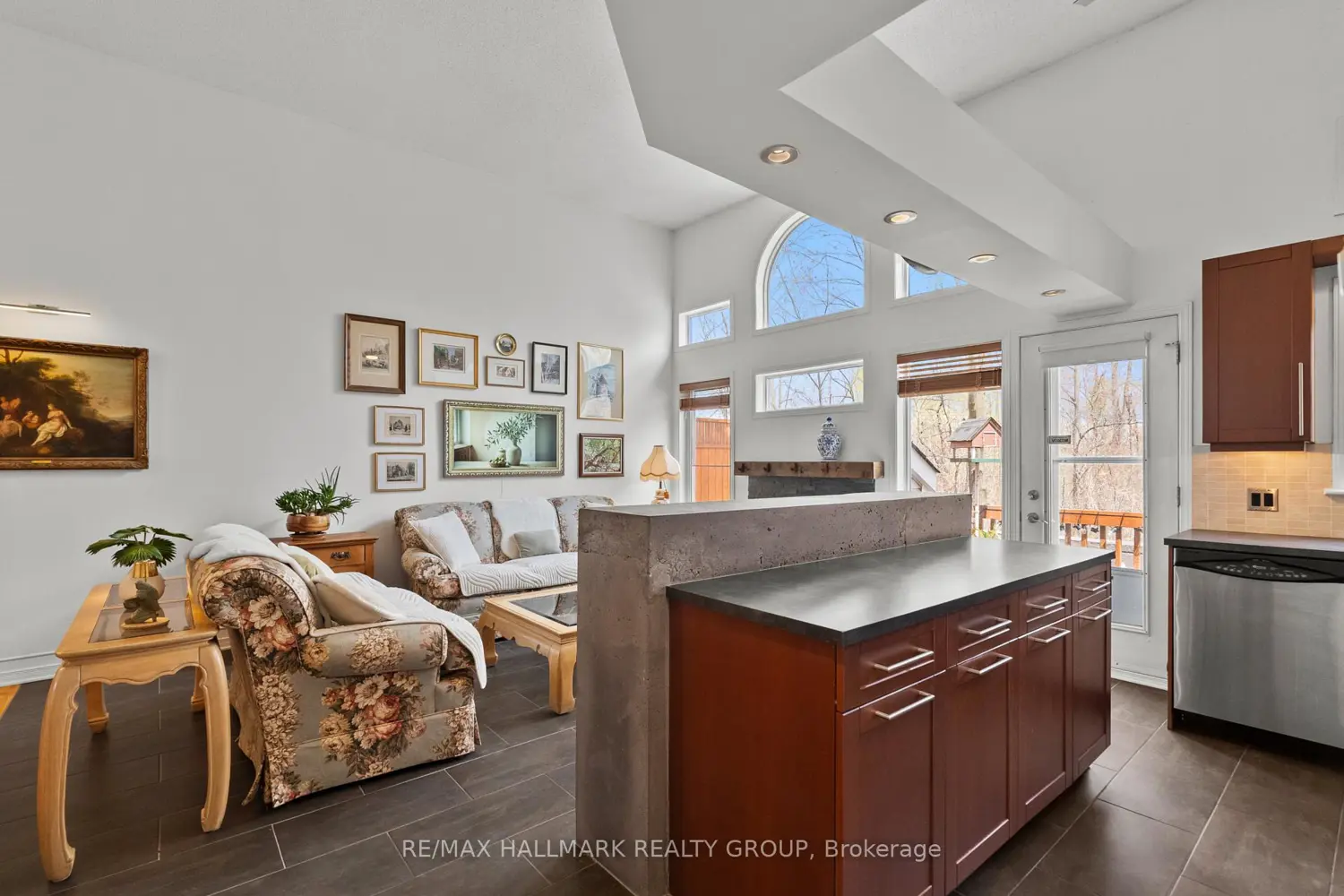 243 Gladeview Private photo 5