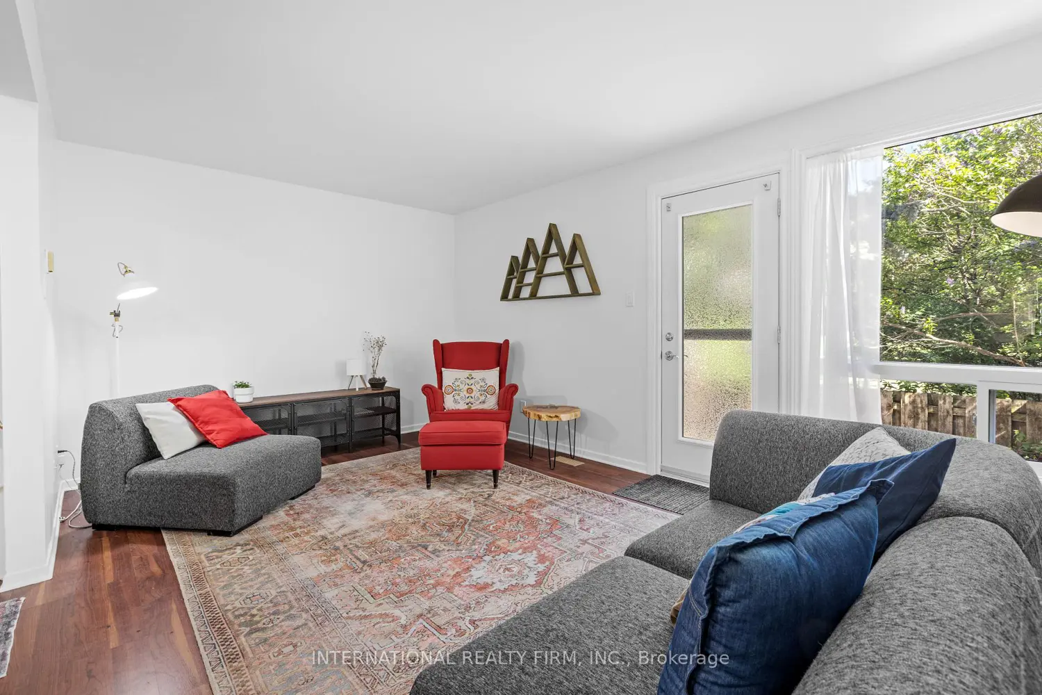 116 Mcclintock Way photo 4