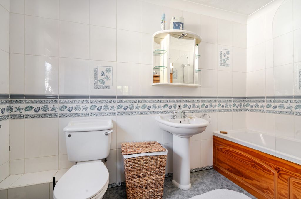Additional image 19 of 4 bed detached house for saleSycamore Road, Farnborough, Hampshire GU14