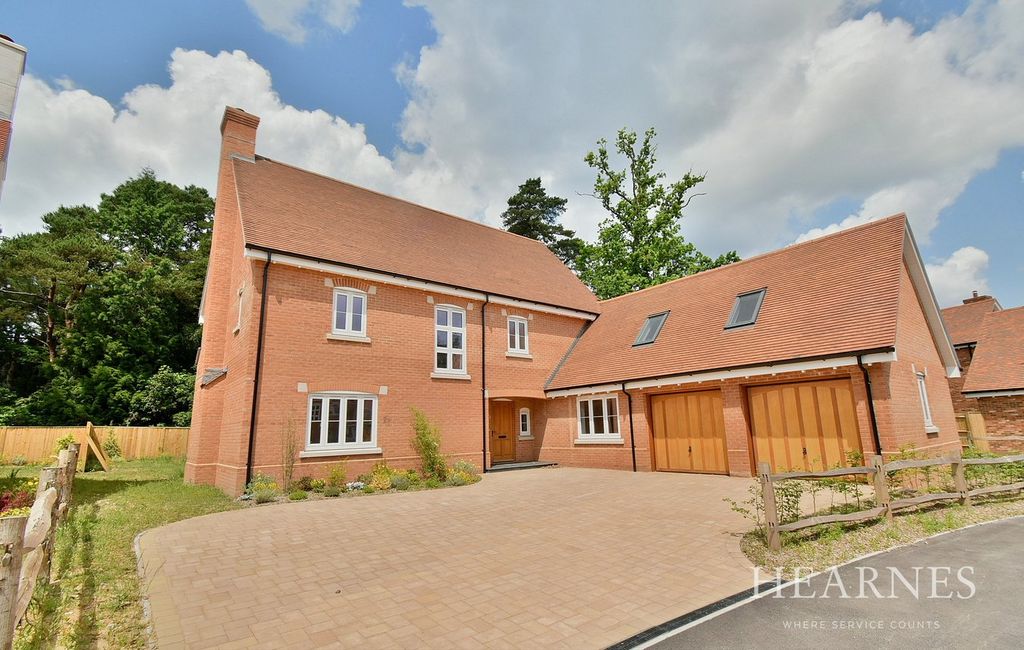 4 bed detached house for saleThe Warren, Badgers Walk, Ferndown BH22