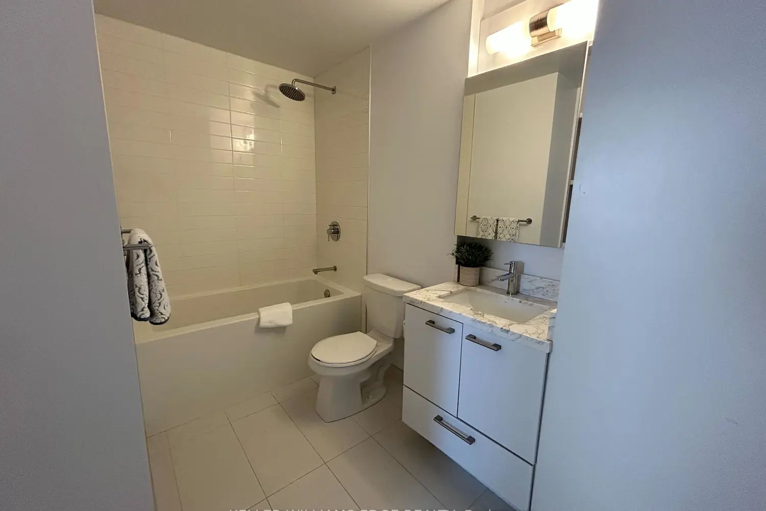 2221 Yonge Street 809
