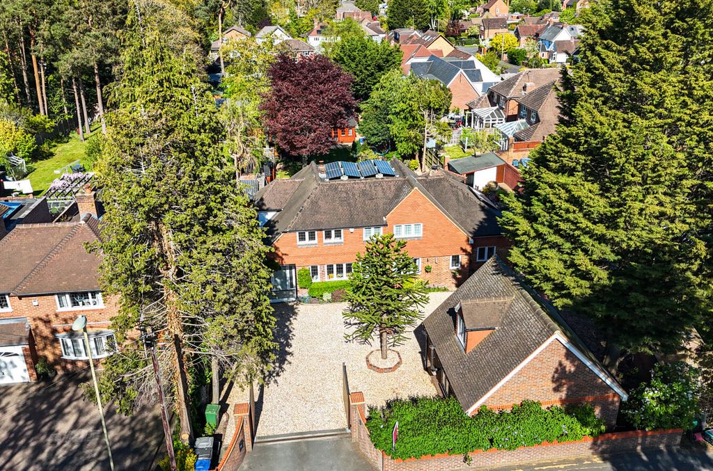 4 bed detached house for saleReading Road South, Fleet, Hampshire GU52