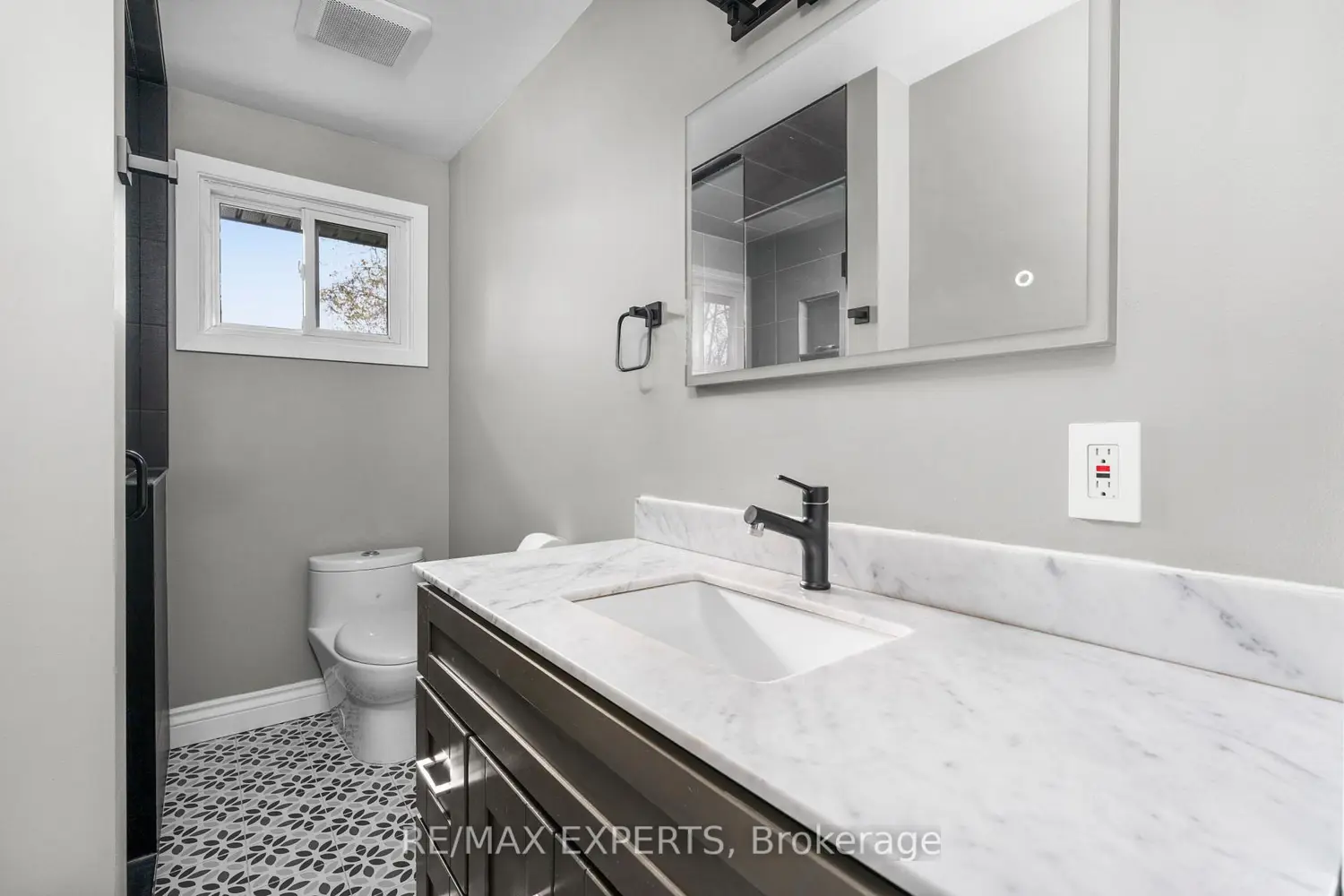 52 Maple Avenue photo 5