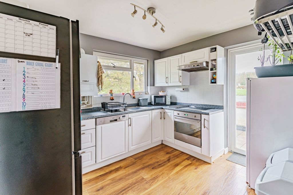 2 bed flat for saleTylers Close, Godstone, Surrey RH9
