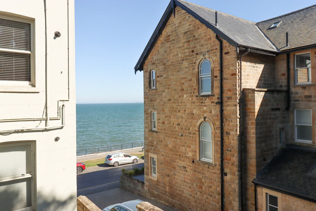 1 bed flat for saleThe Beach, Filey YO14 photo 4