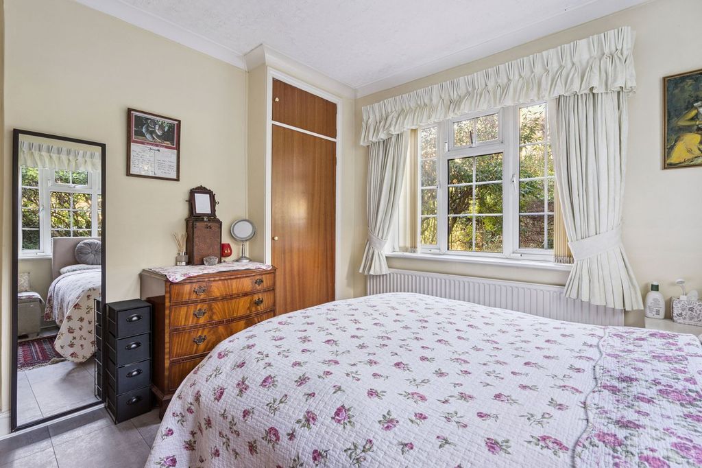 Additional image 10 of 3 bed flat for saleAmersham Road, Gerrards Cross SL9