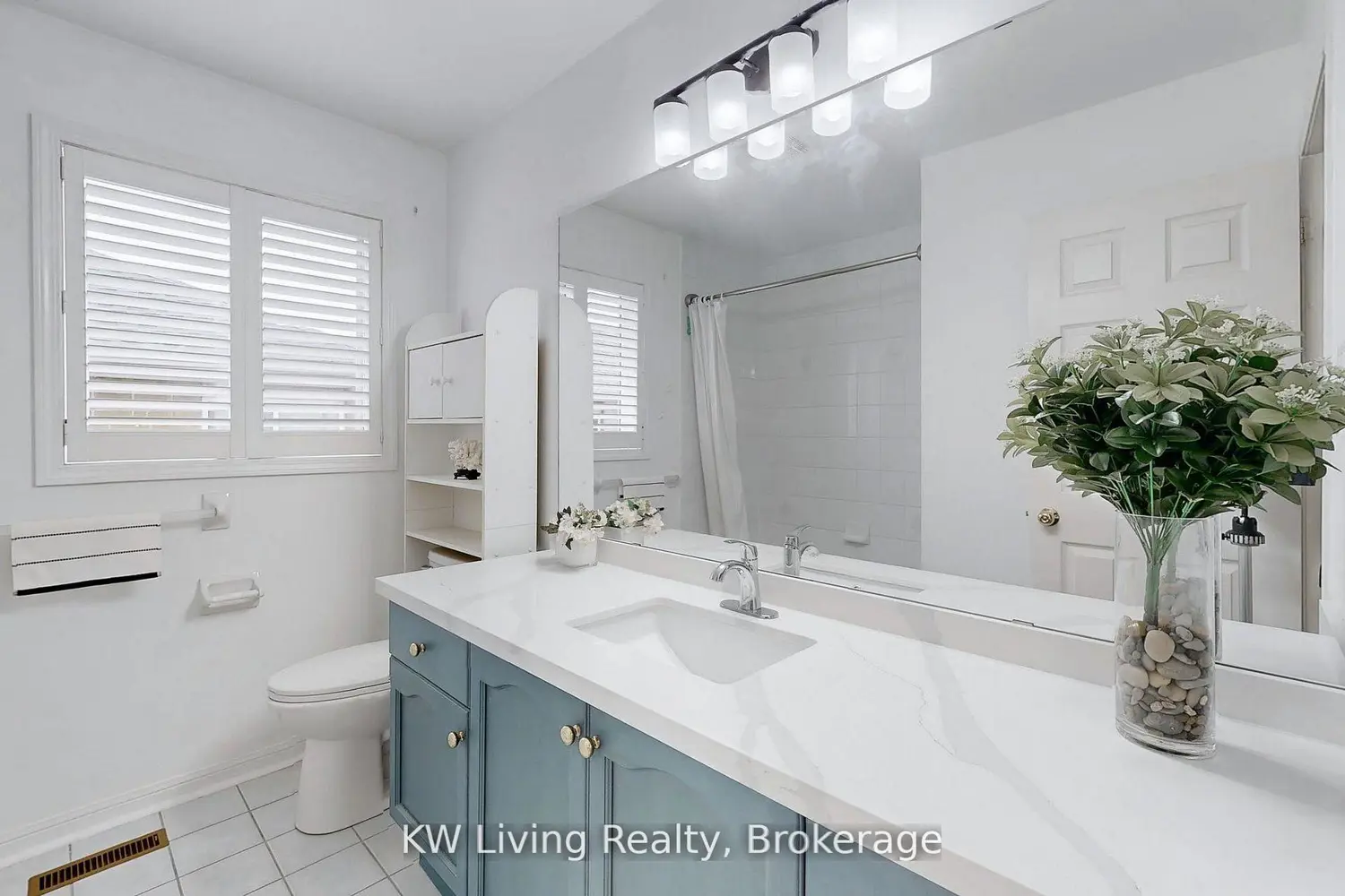 76 Spooner Crescent photo 3