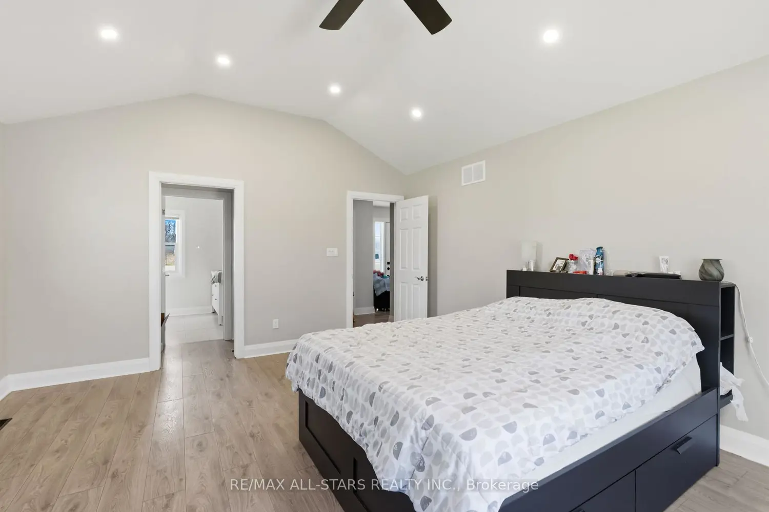 88 Victoria Road photo 4