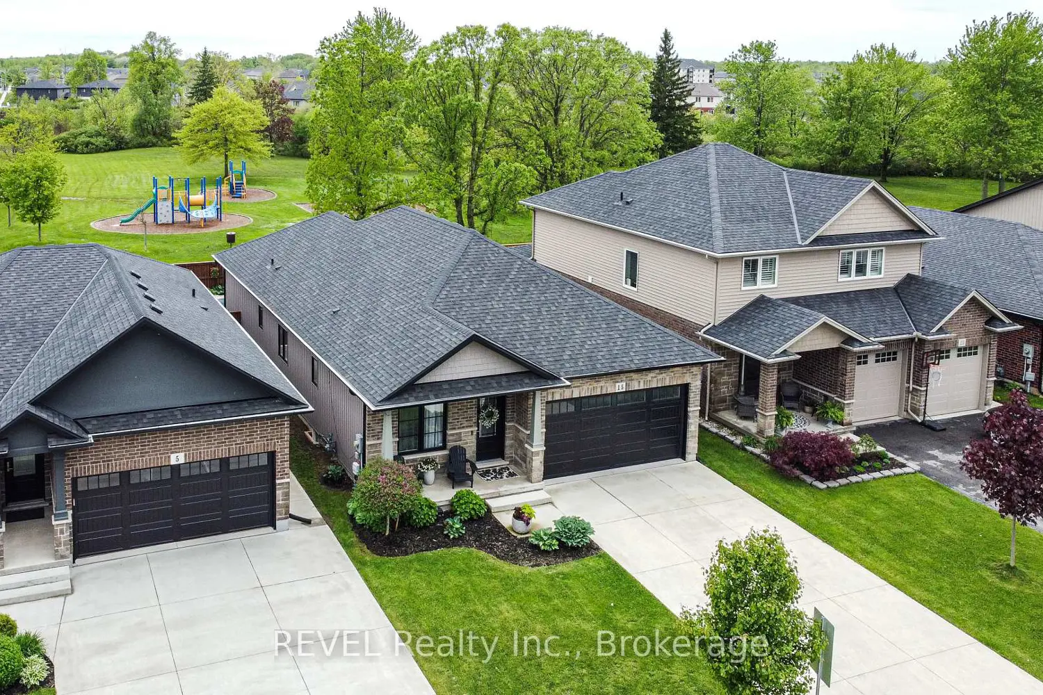 15 Willowbrook Drive photo 3