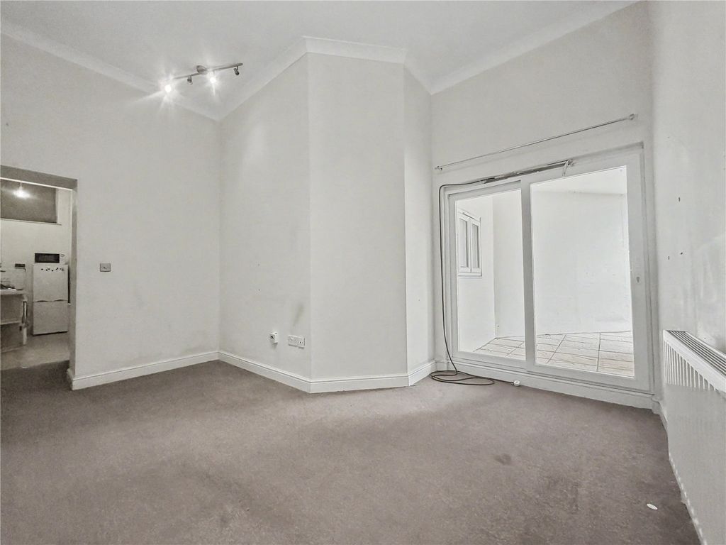 1 bed flat for salePleasant Row, Brompton, Kent ME7 photo 3