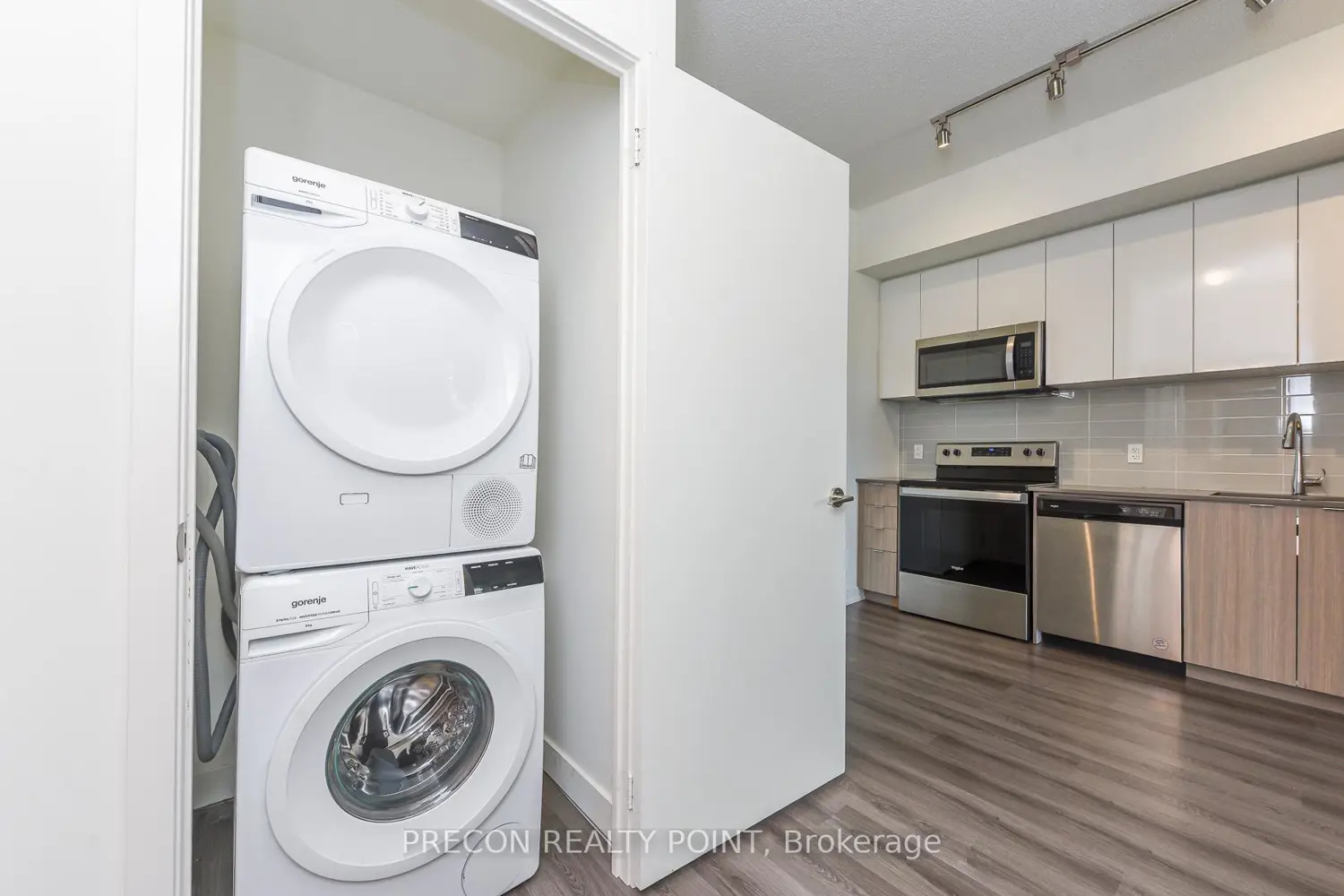 Additional image 9 of 859 The Queensway 212