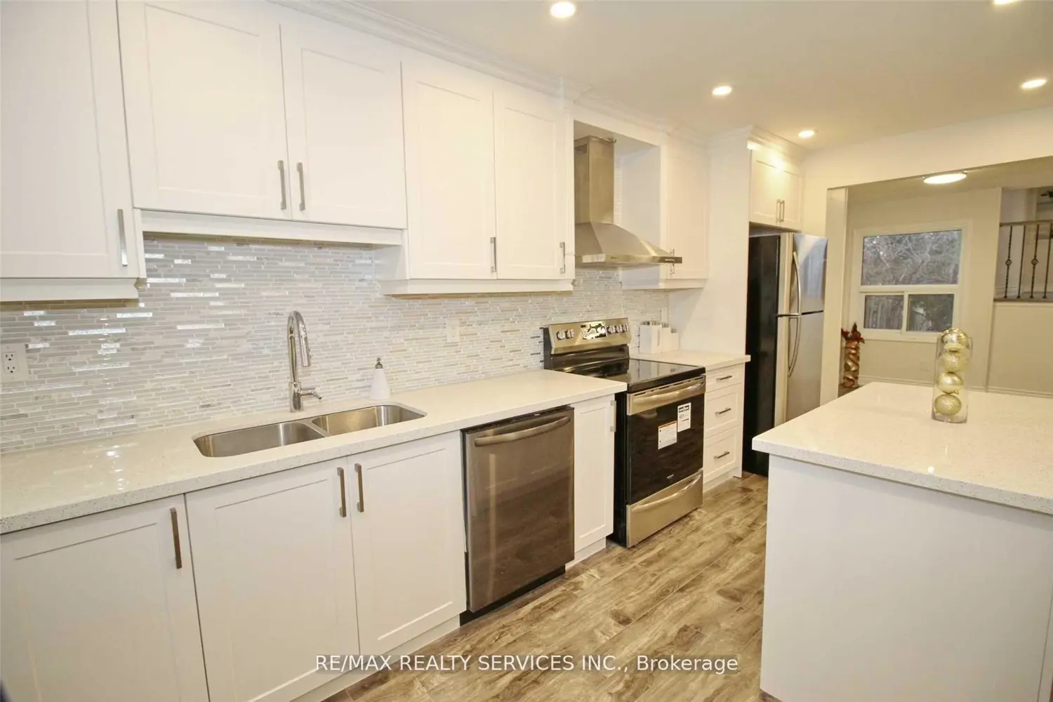 120 Simmons Boulevard photo 4