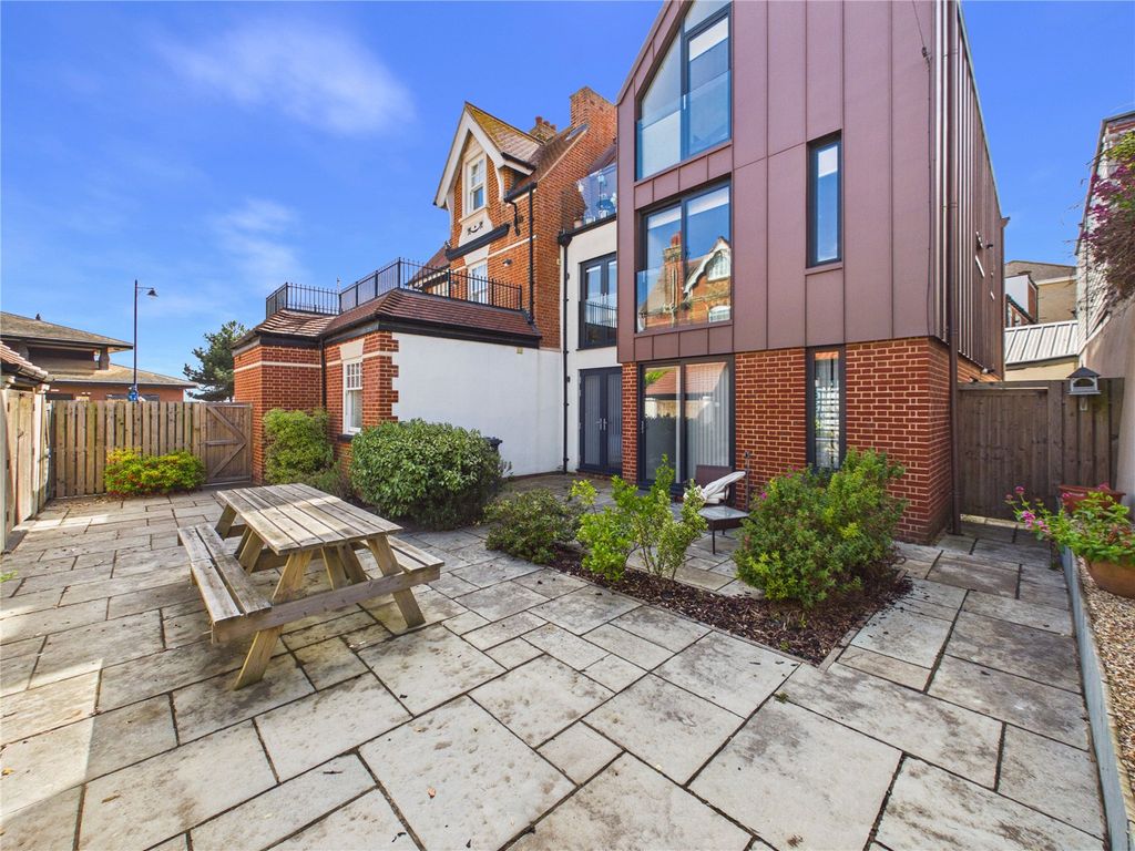 Additional image 11 of 2 bed flat for saleUndercliff Road West, Felixstowe, Suffolk IP11