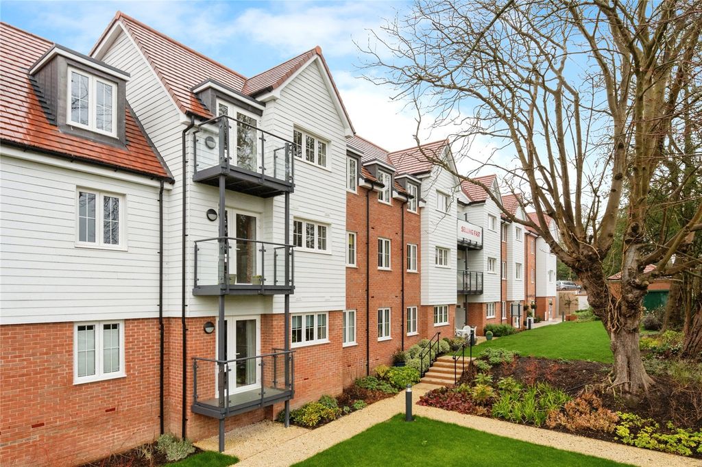 1 bed flat for saleWeavers House, Highgate Hill, Hawkhurst, Cranbrook TN18 photo 2