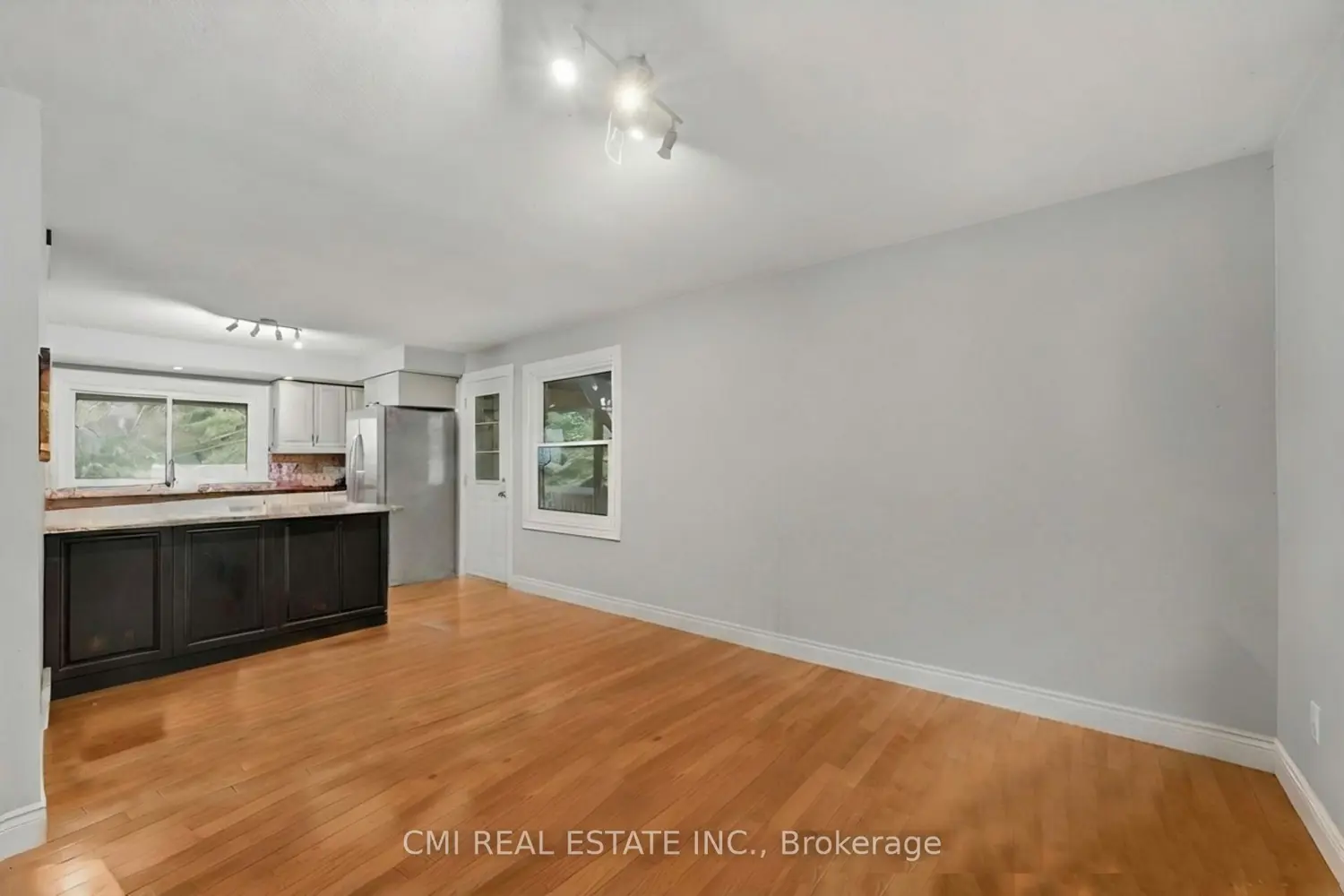 5607 Tenth Line photo 4