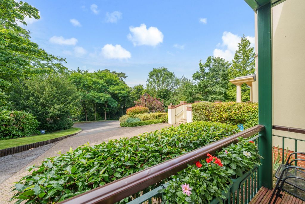 Additional image 2 of 2 bed flat for saleCrompton Hall, South Park, Gerrards Cross, Buckinghamshire SL9