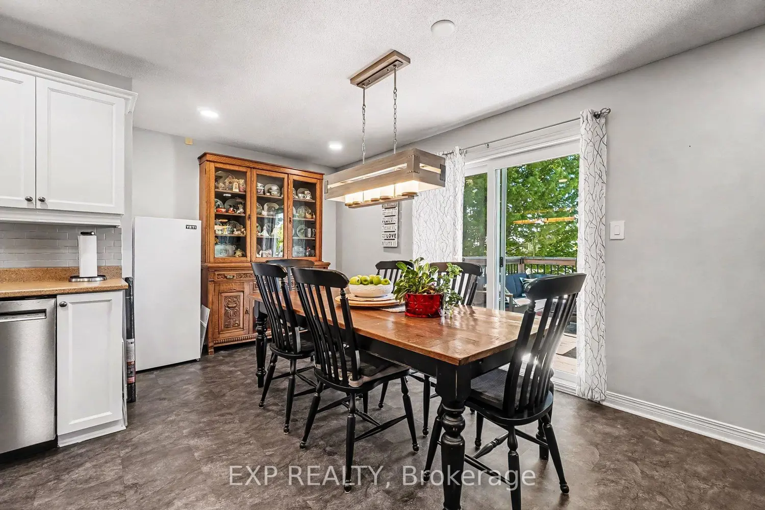 217 Jasper Crescent photo 4
