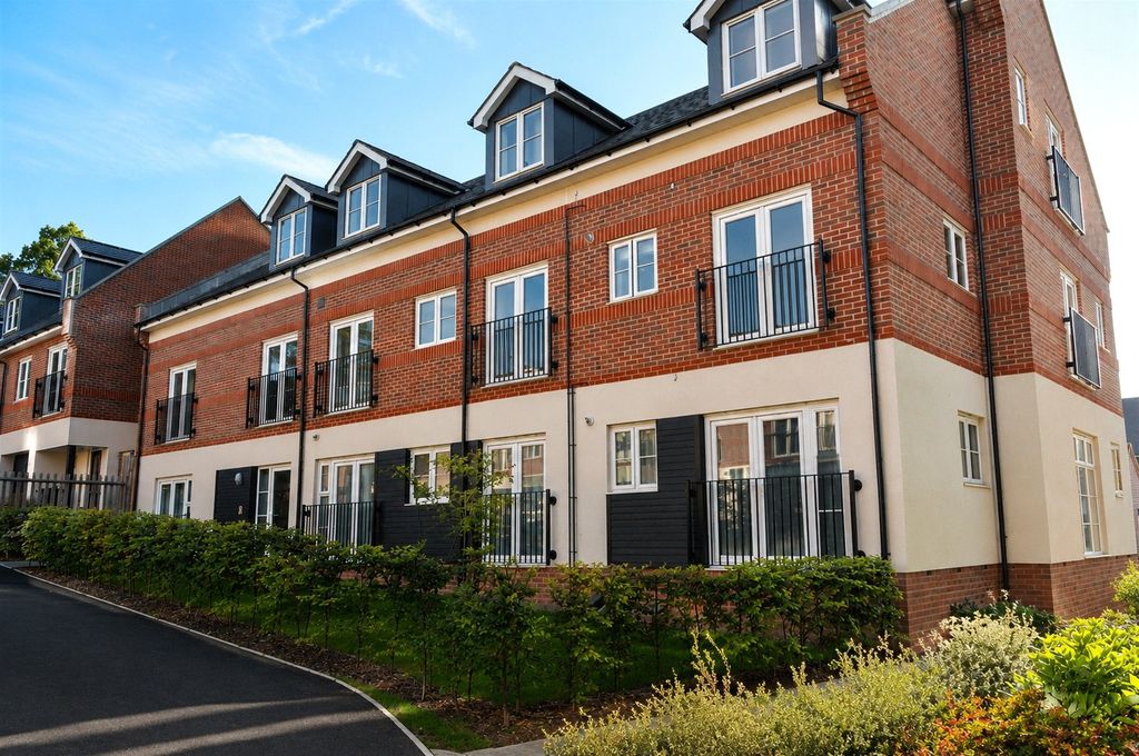 2 bed flat for saleWeatherill Close, Guildford, Surrey GU1