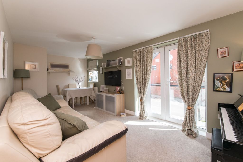 2 bed flat for saleOmaha Drive, Exeter EX2 photo 2