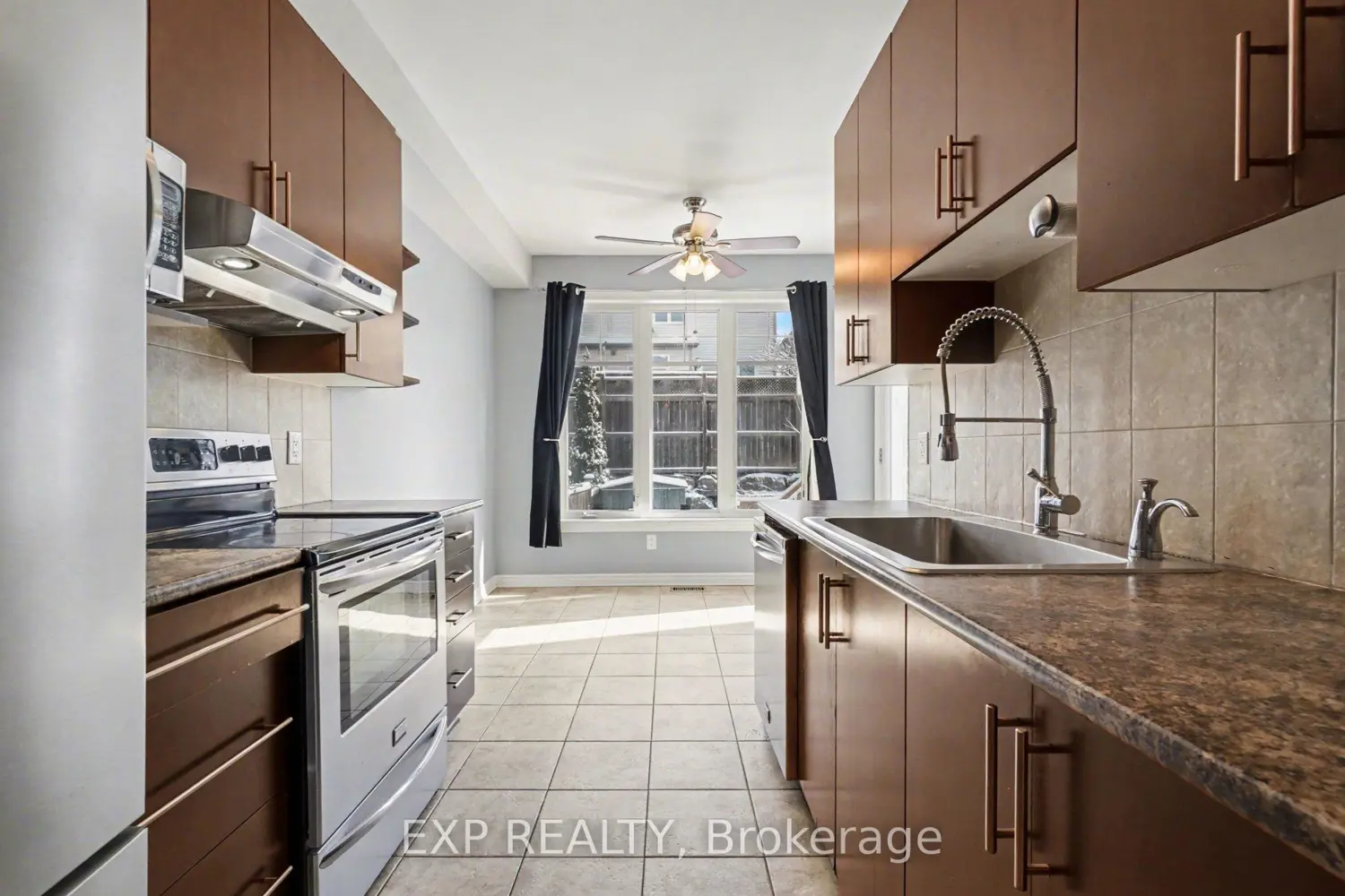180 Flat Sedge Crescent photo 5