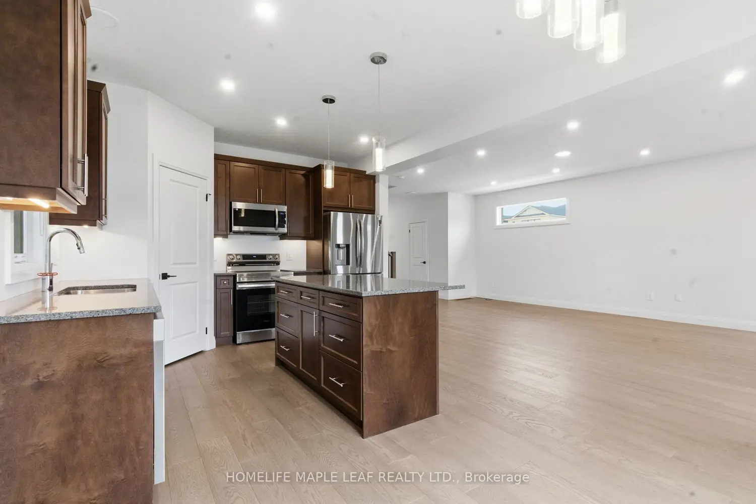 1566 Wright Crescent photo 3