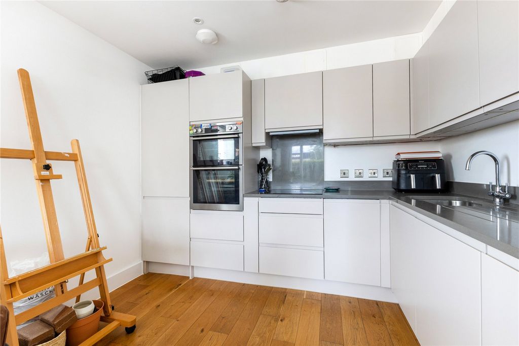 2 bed flat for saleSydenham Road, Guildford, Surrey GU1 photo 5