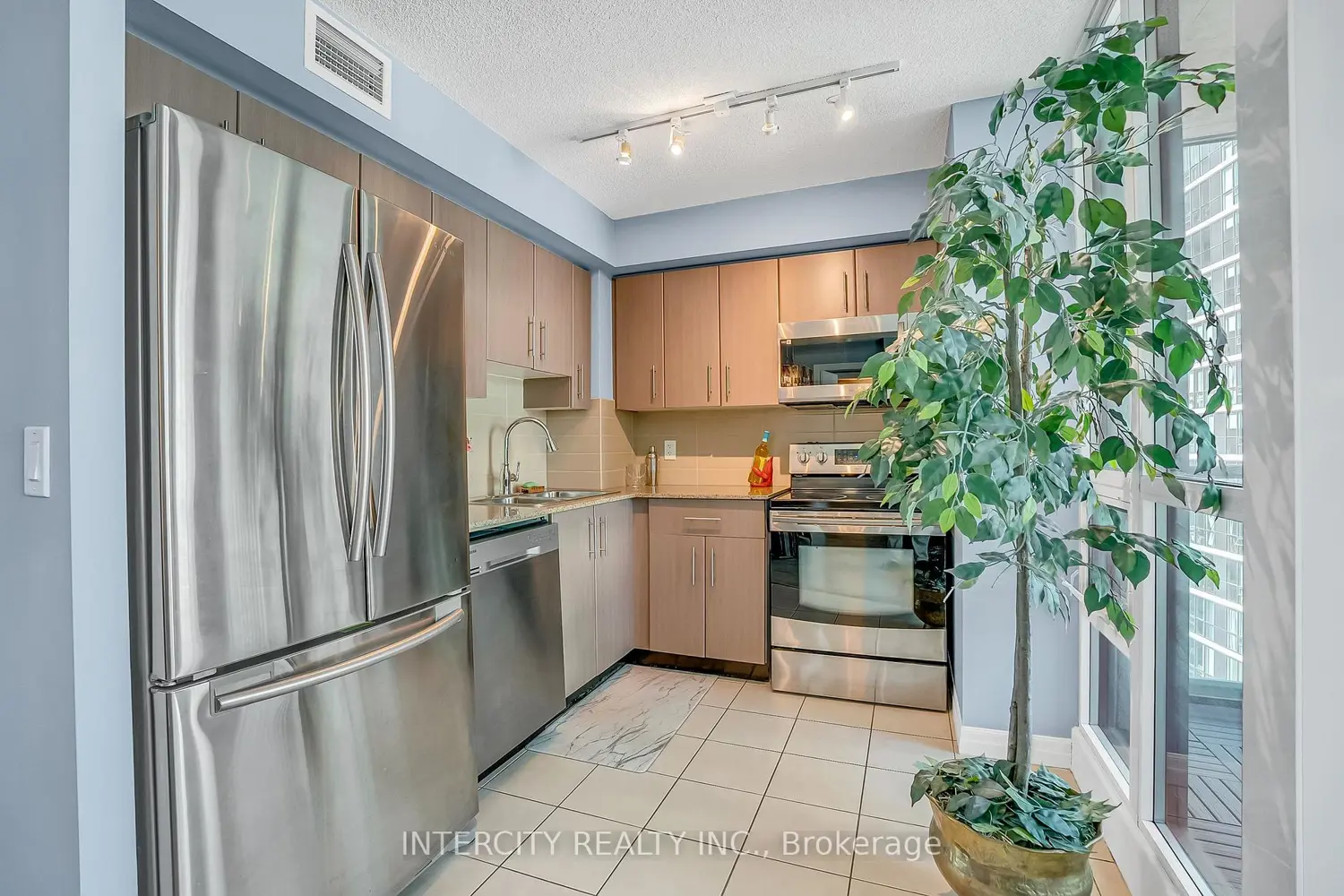 Additional image 9 of 12 Yonge Street 1010