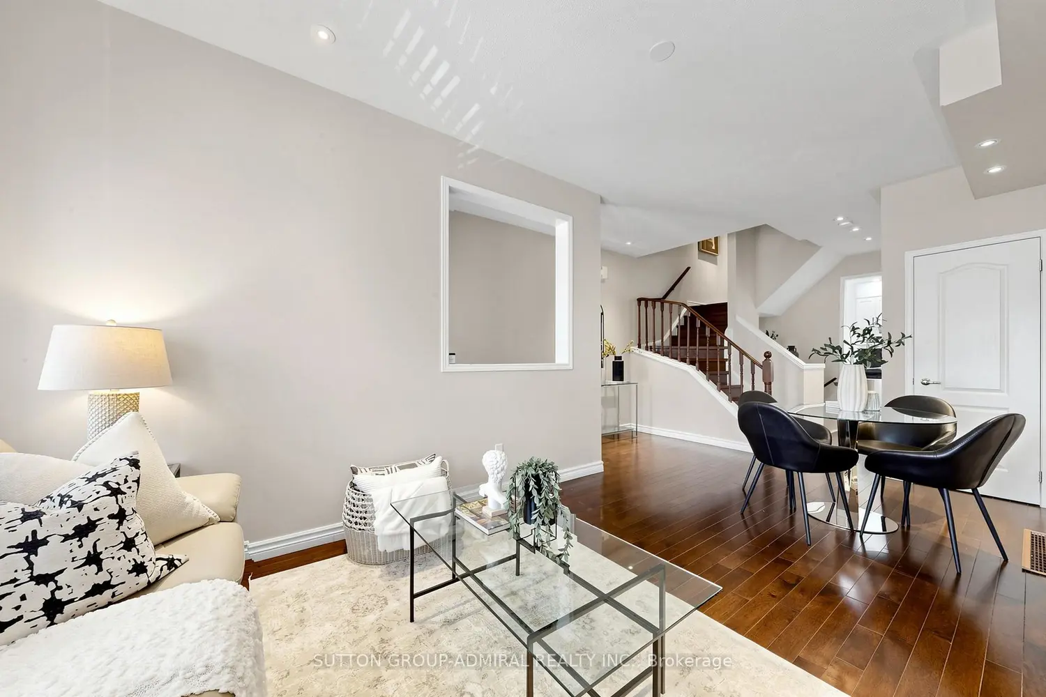 435 Hensall Circle 71 photo 3