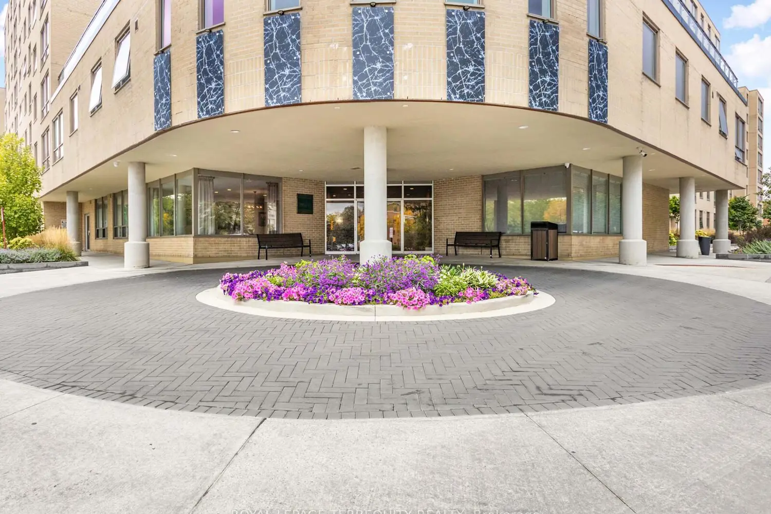 326 Major Mackenzie Drive 203