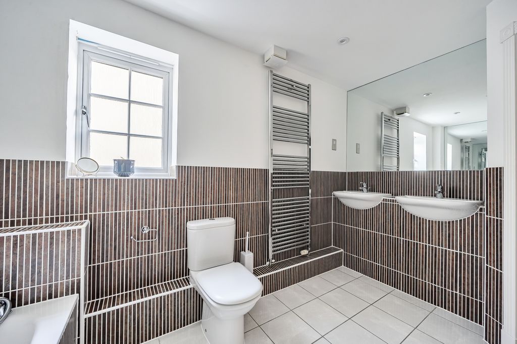 Additional image 16 of 2 bed flat for salePackhorse Road, Gerrards Cross, Buckinghamshire SL9