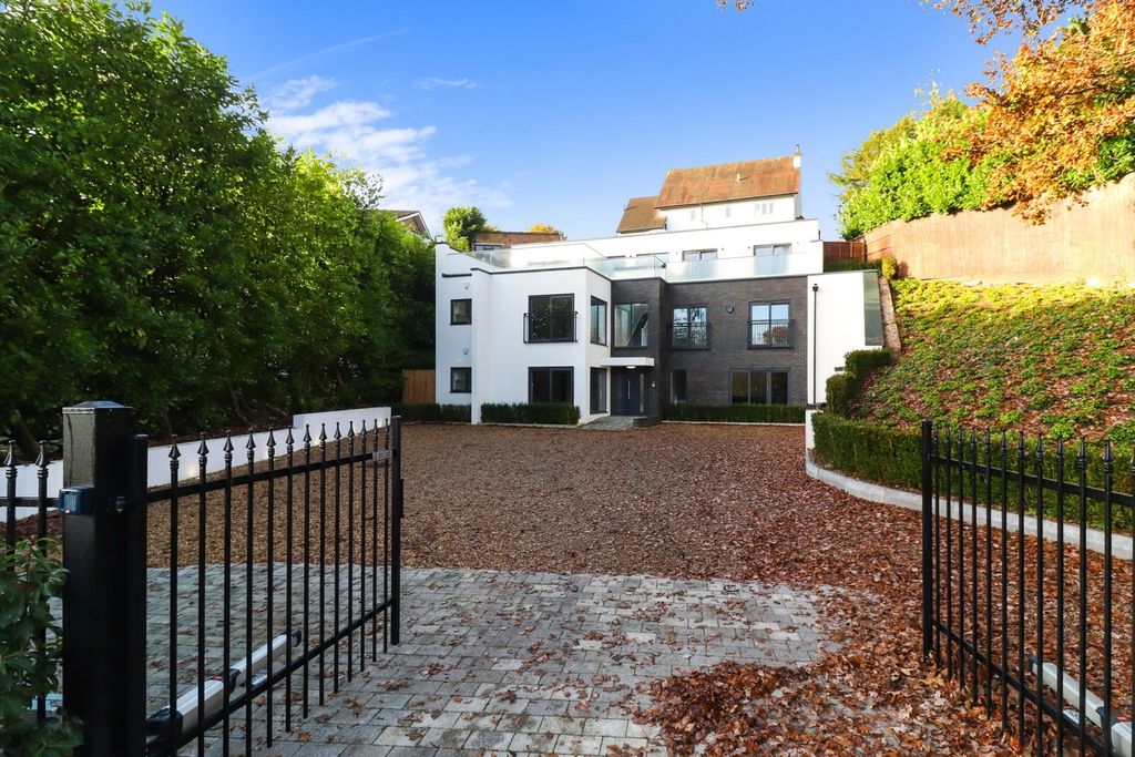 2 bed flat for saleLower Road, Gerrards Cross SL9