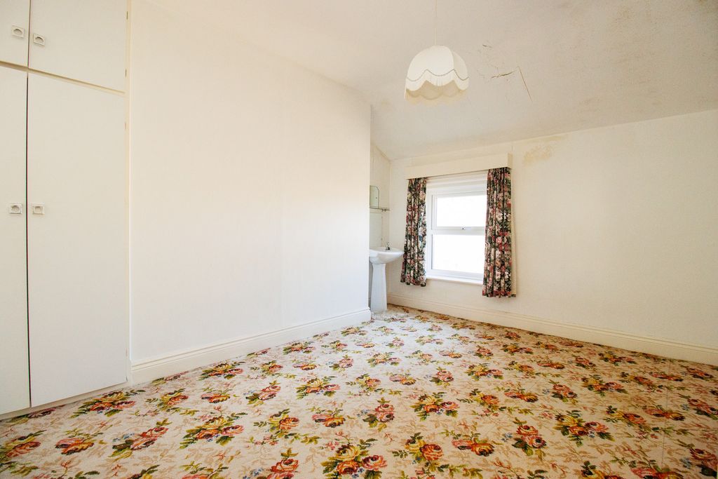 2 bed flat for saleThe Crescent, Filey YO14 photo 5