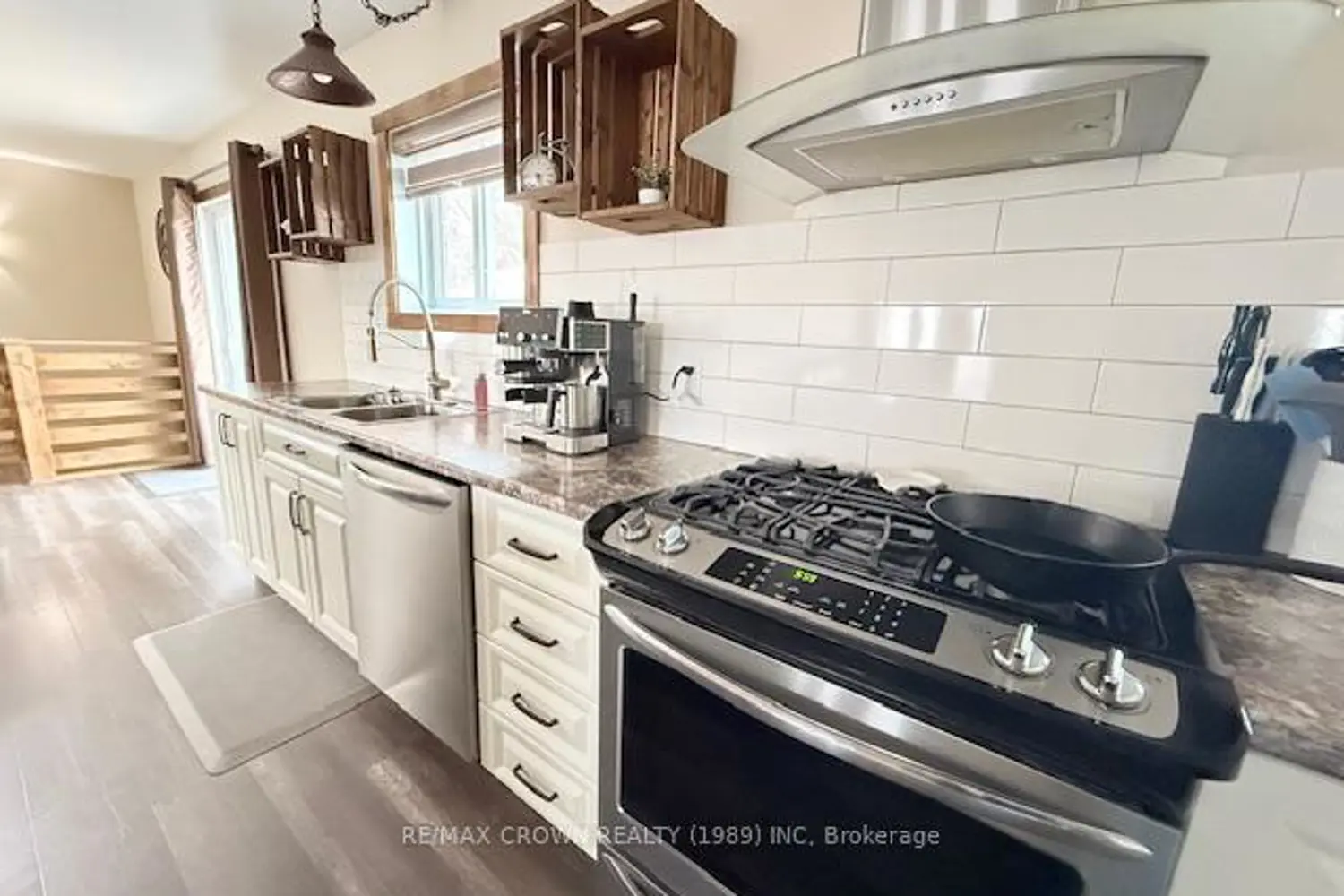 17 Erickson Avenue photo 5