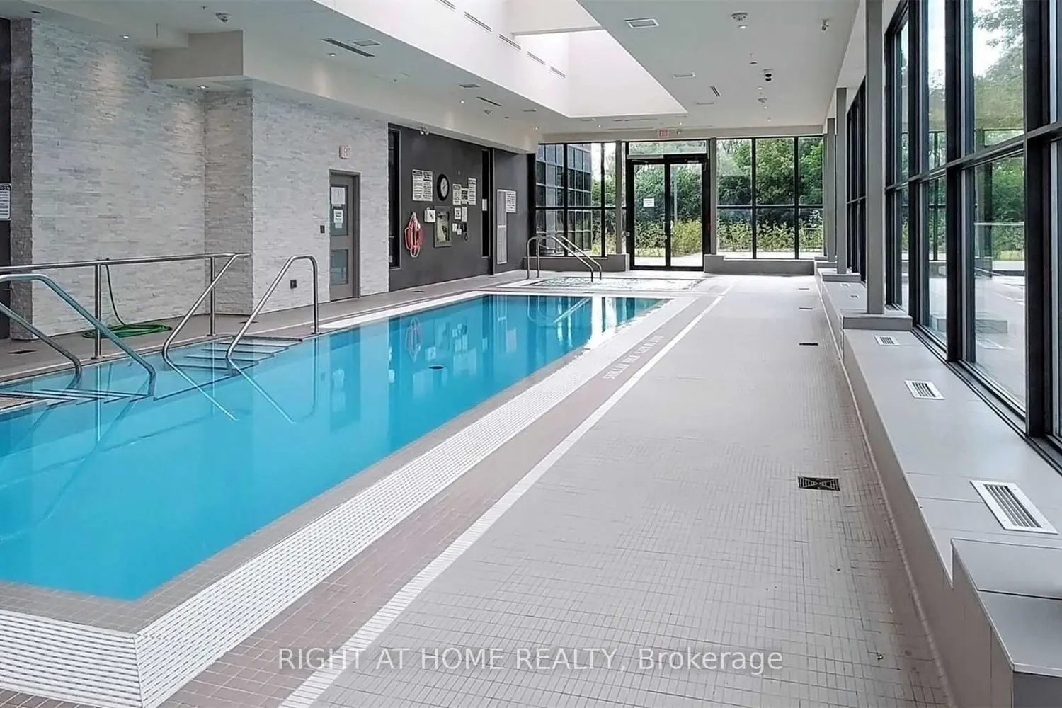 9816 Yonge Street 1010 photo 3