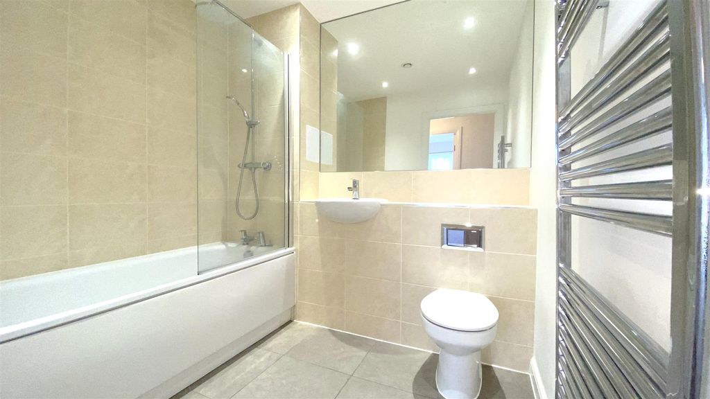 2 bed flat for saleCastleridge Drive, Greenhithe DA9 photo 5