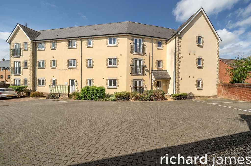 2 bed flat for saleSmart Close, Redhouse, Swindon SN25