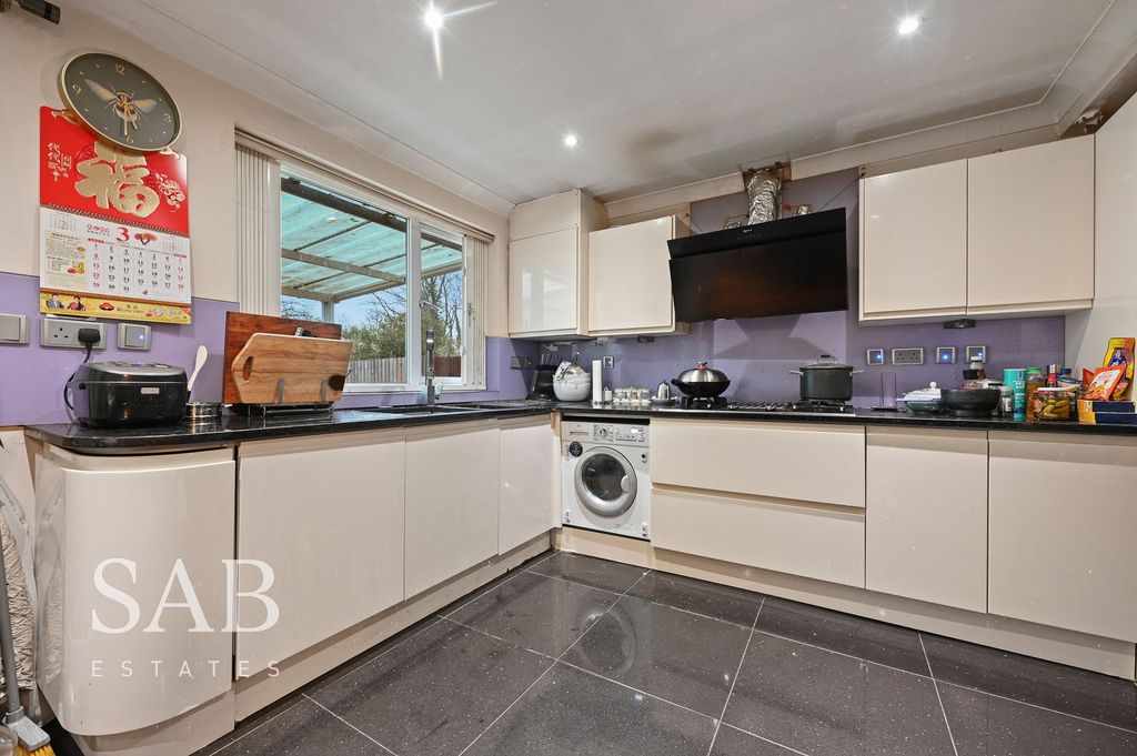 4 bed semi-detached house for saleChinnor Crescent, Greenford UB6 photo 3