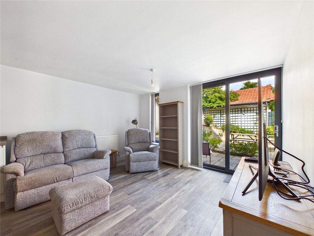 Additional image 8 of 2 bed flat for saleUndercliff Road West, Felixstowe, Suffolk IP11
